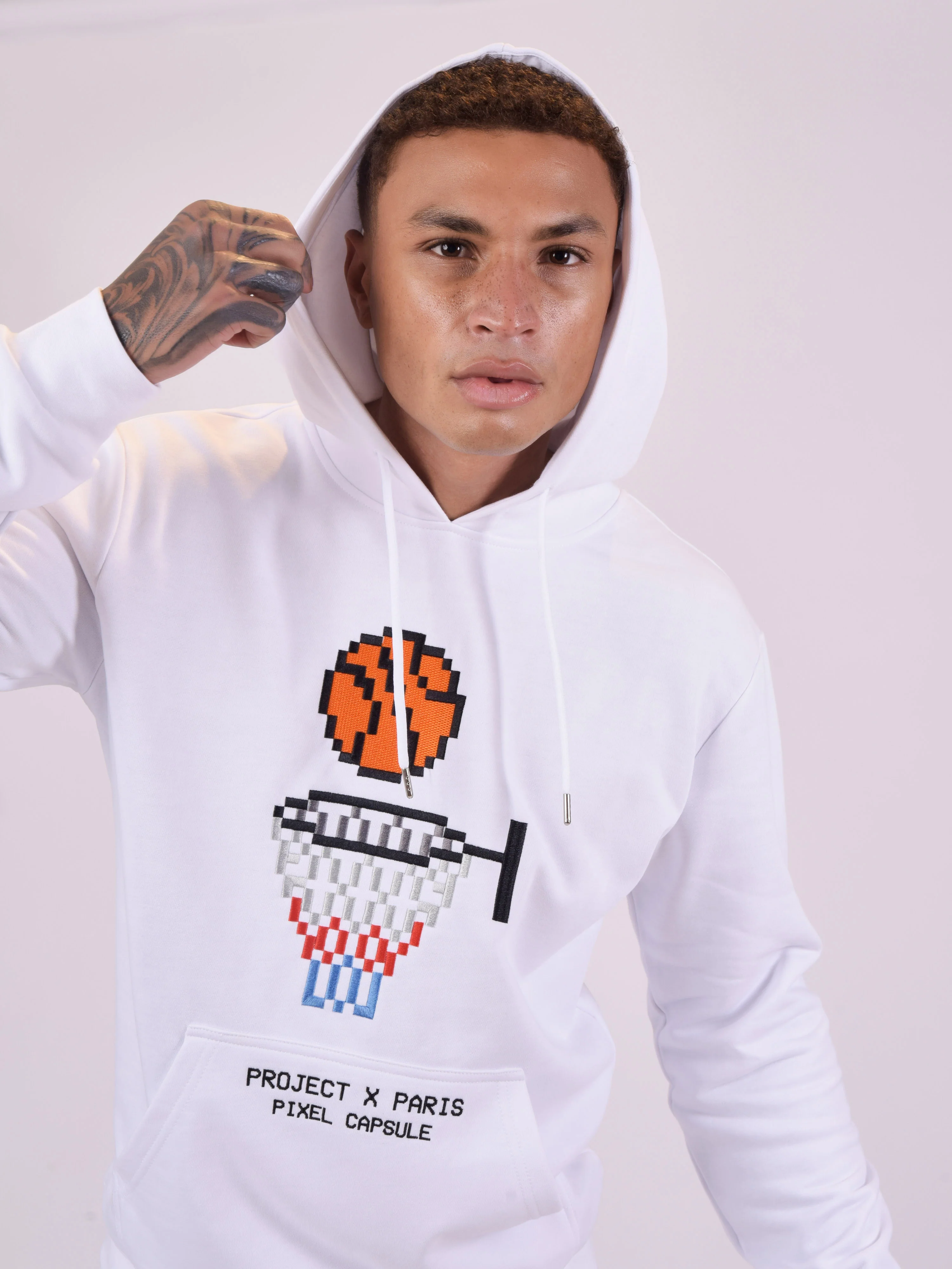 Sweat à Capuche dessin panier de basket de pixels en broderie
