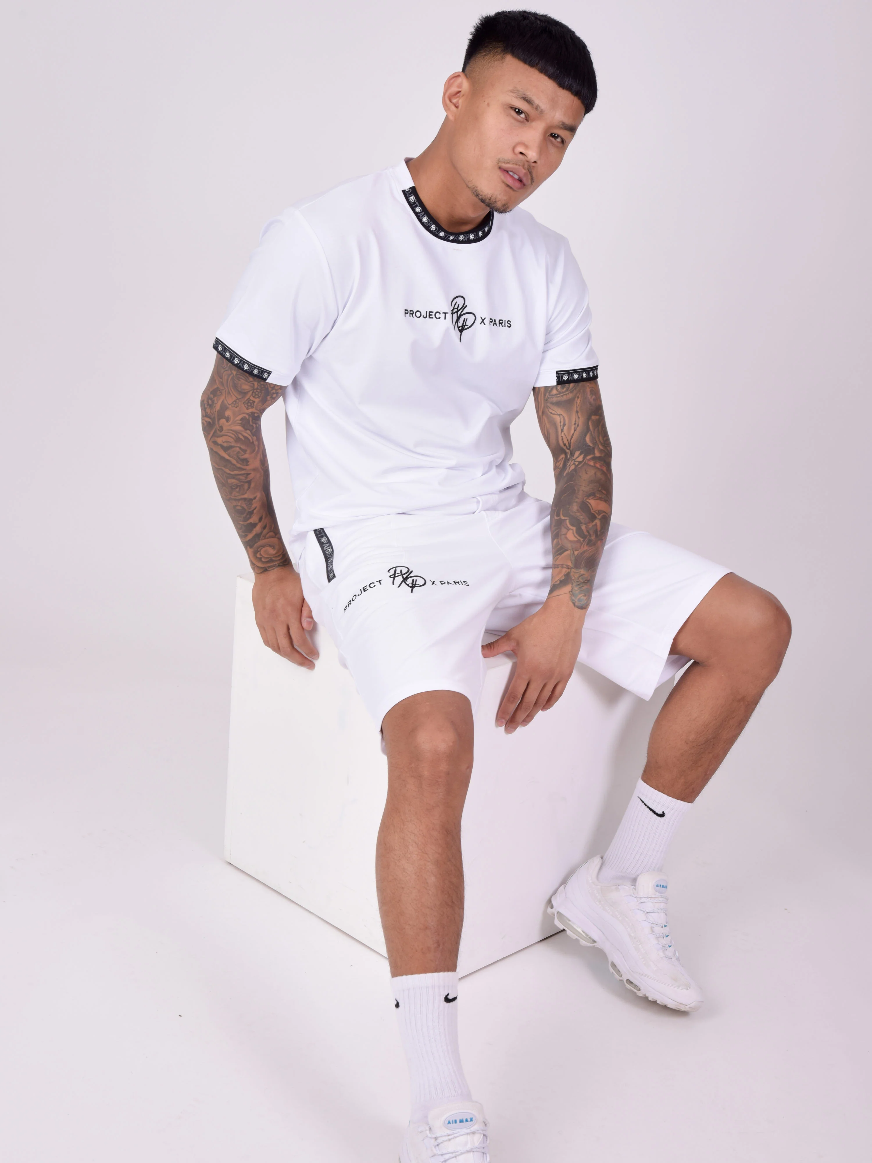 Short uni avec bande logo