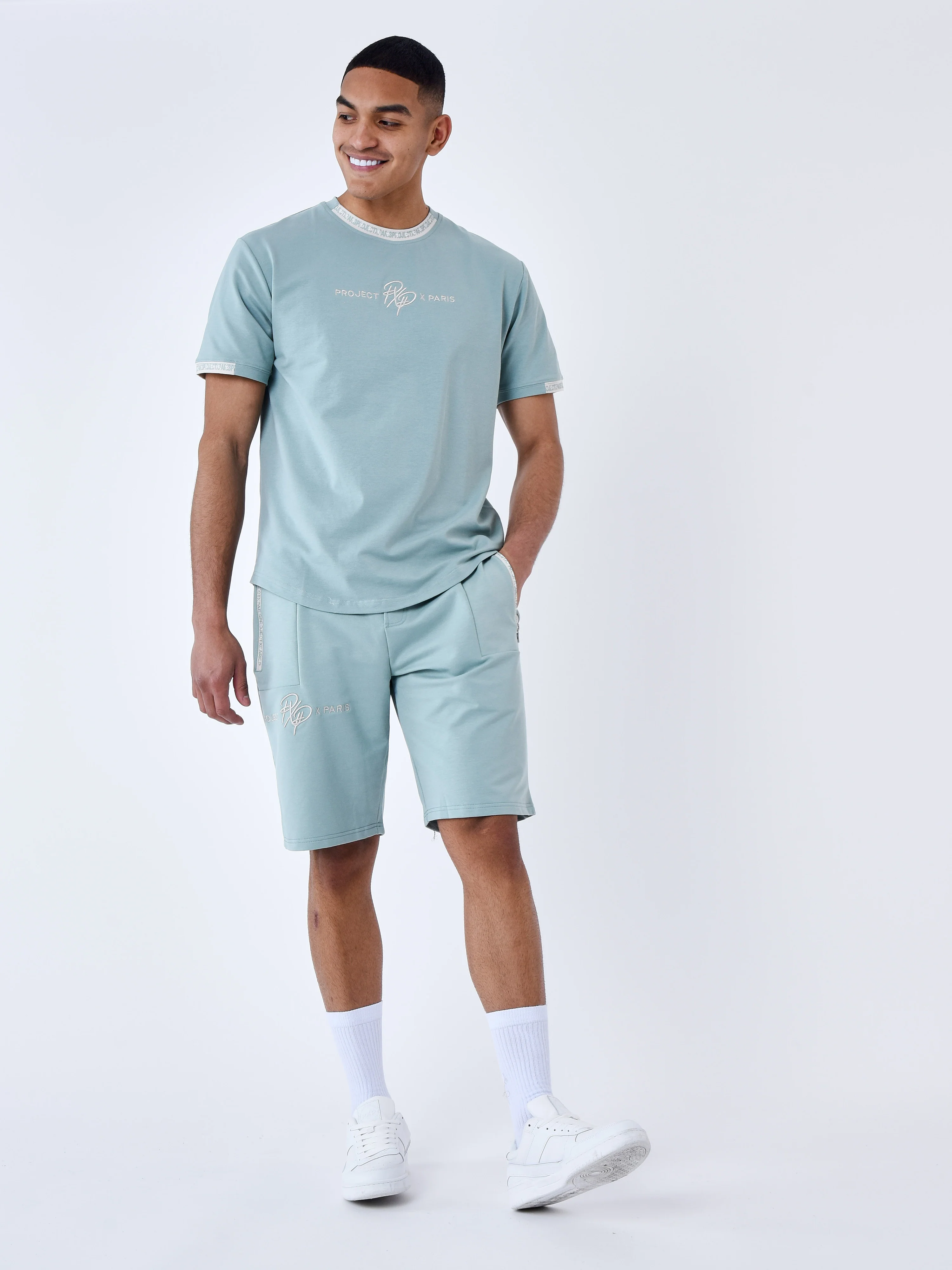 Short uni avec bande logo