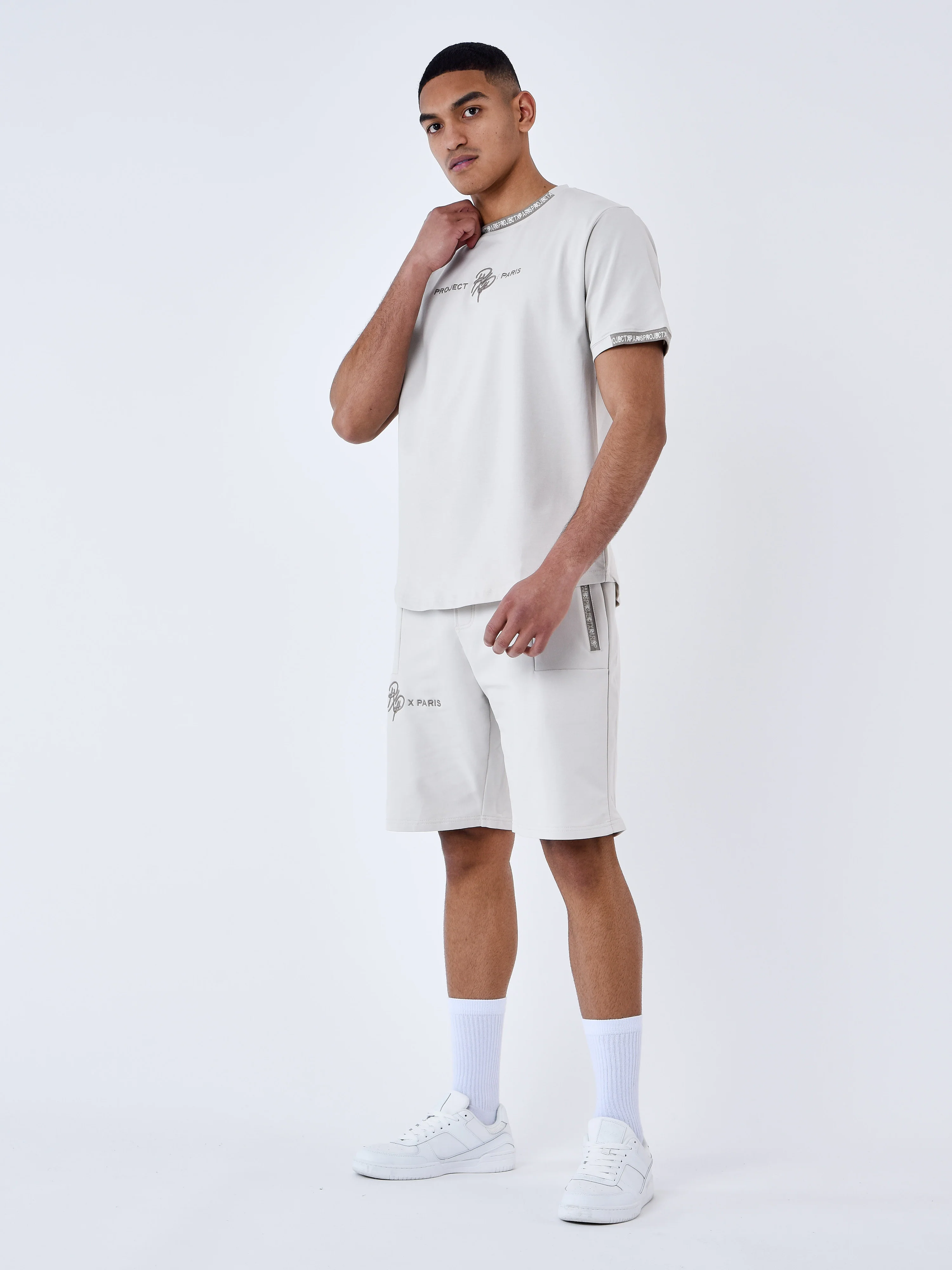Short uni avec bande logo