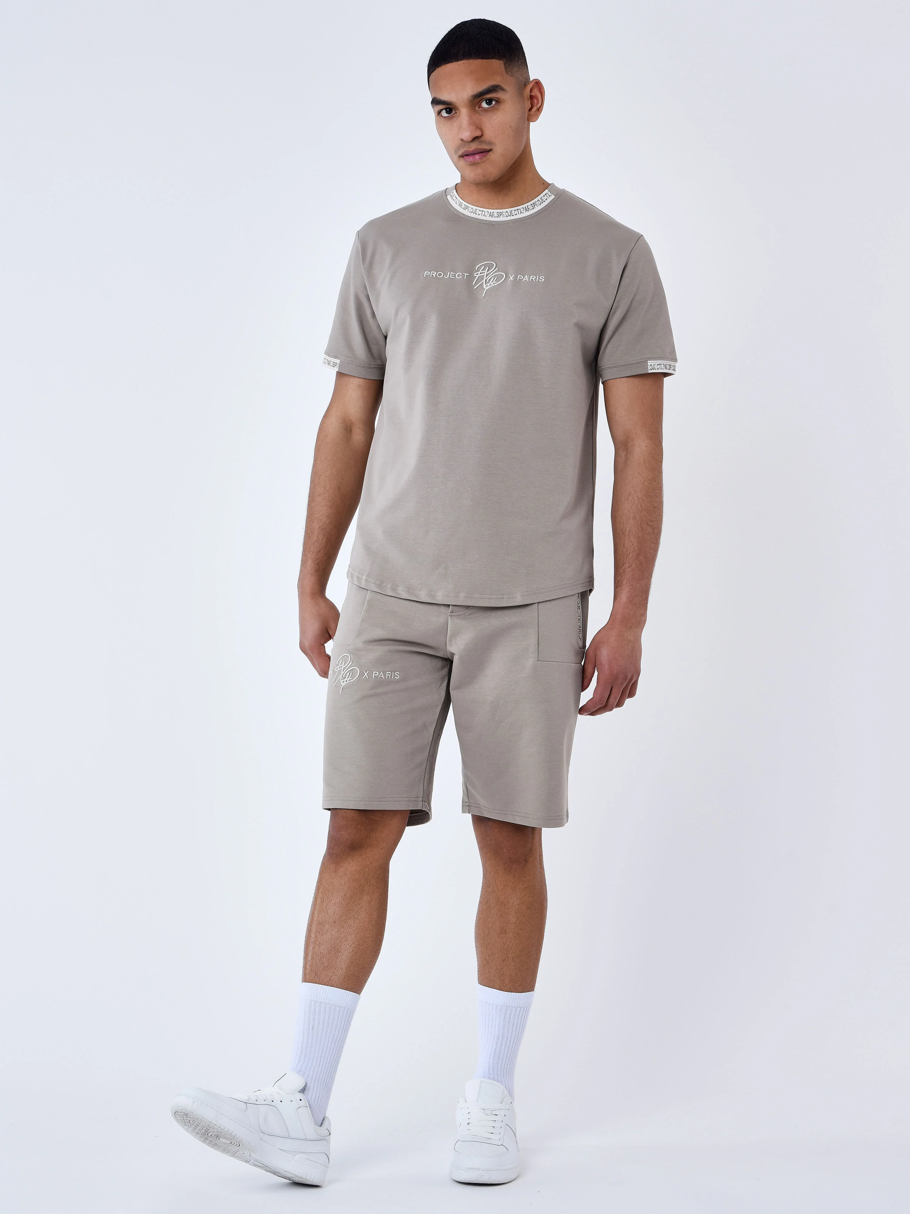 Short uni avec bande logo