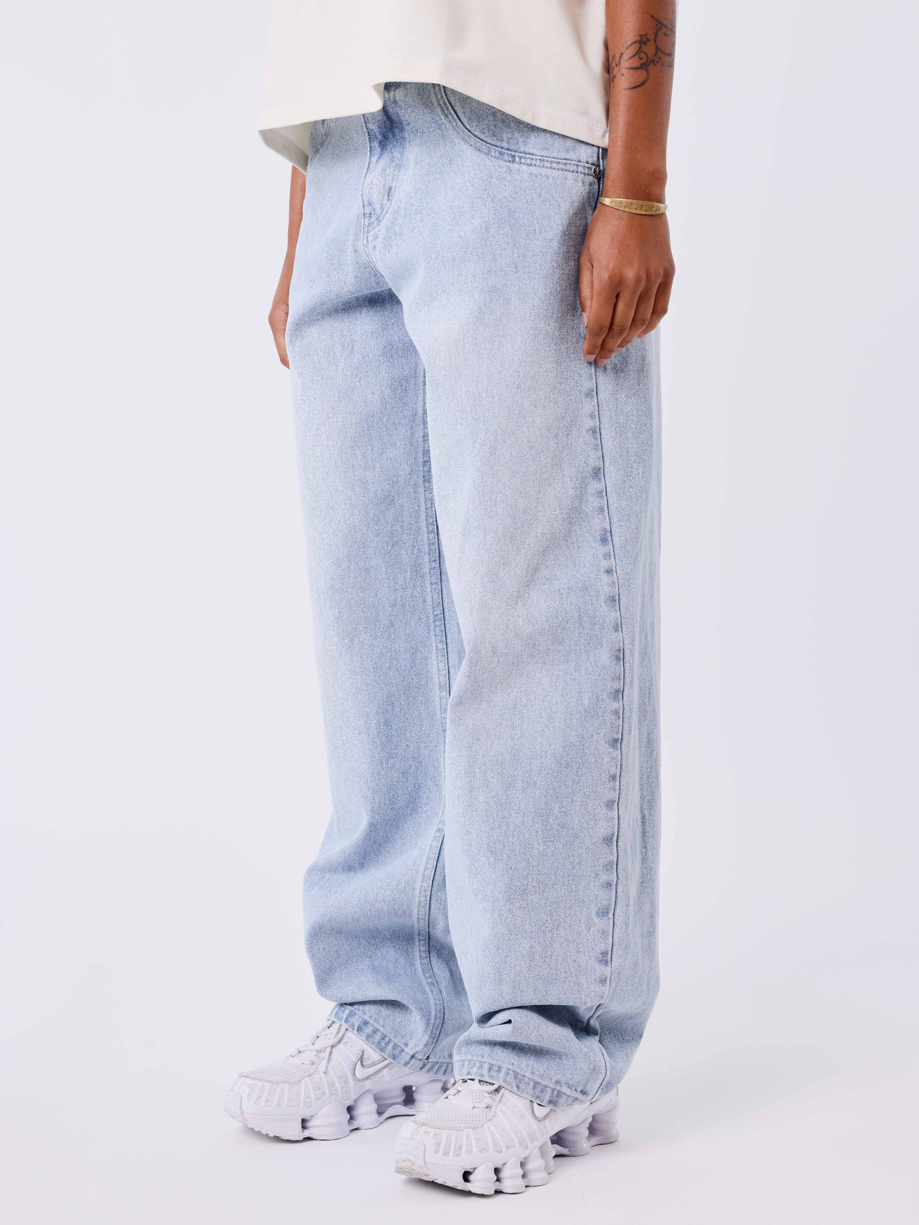 Jean barrel en denim bleu délavé - Image 3