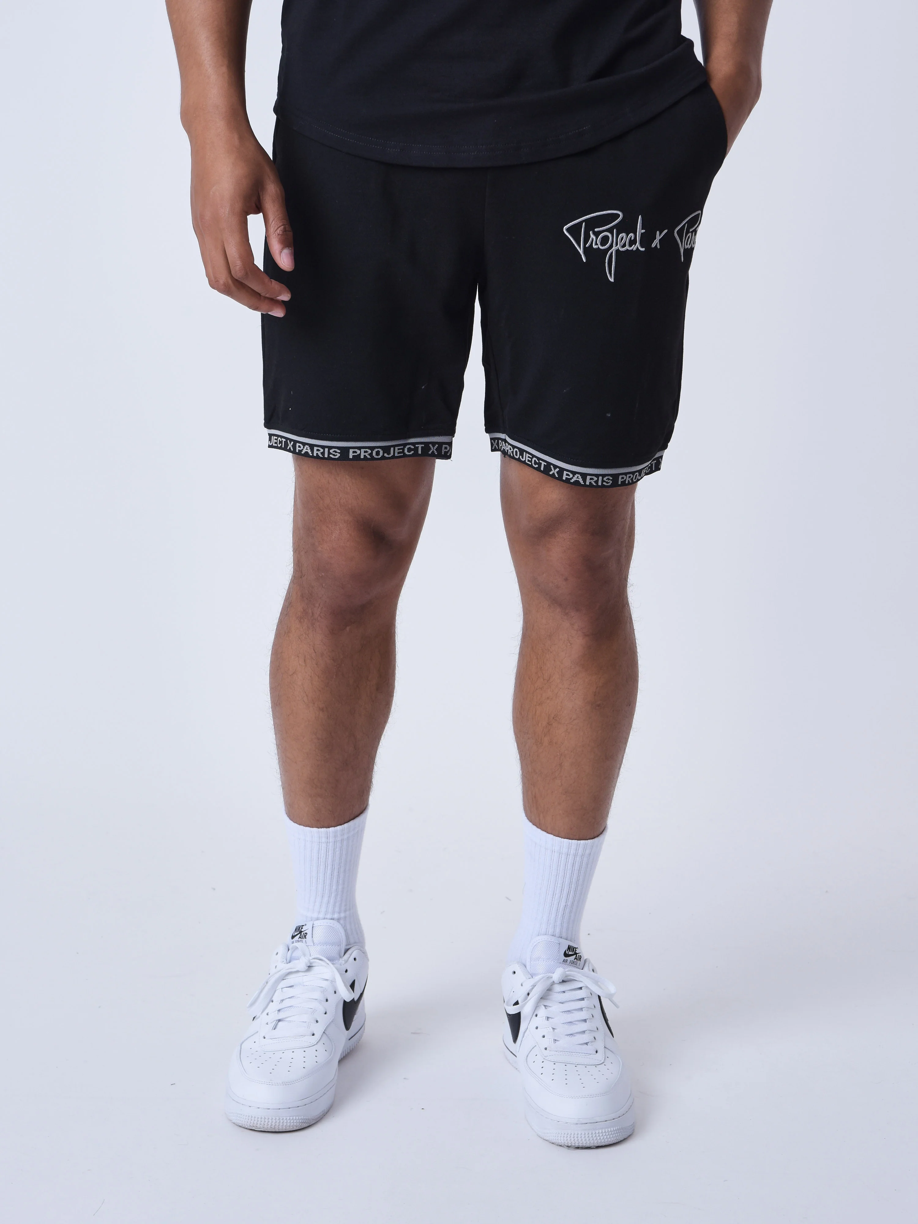 Short logo brodé en relief
