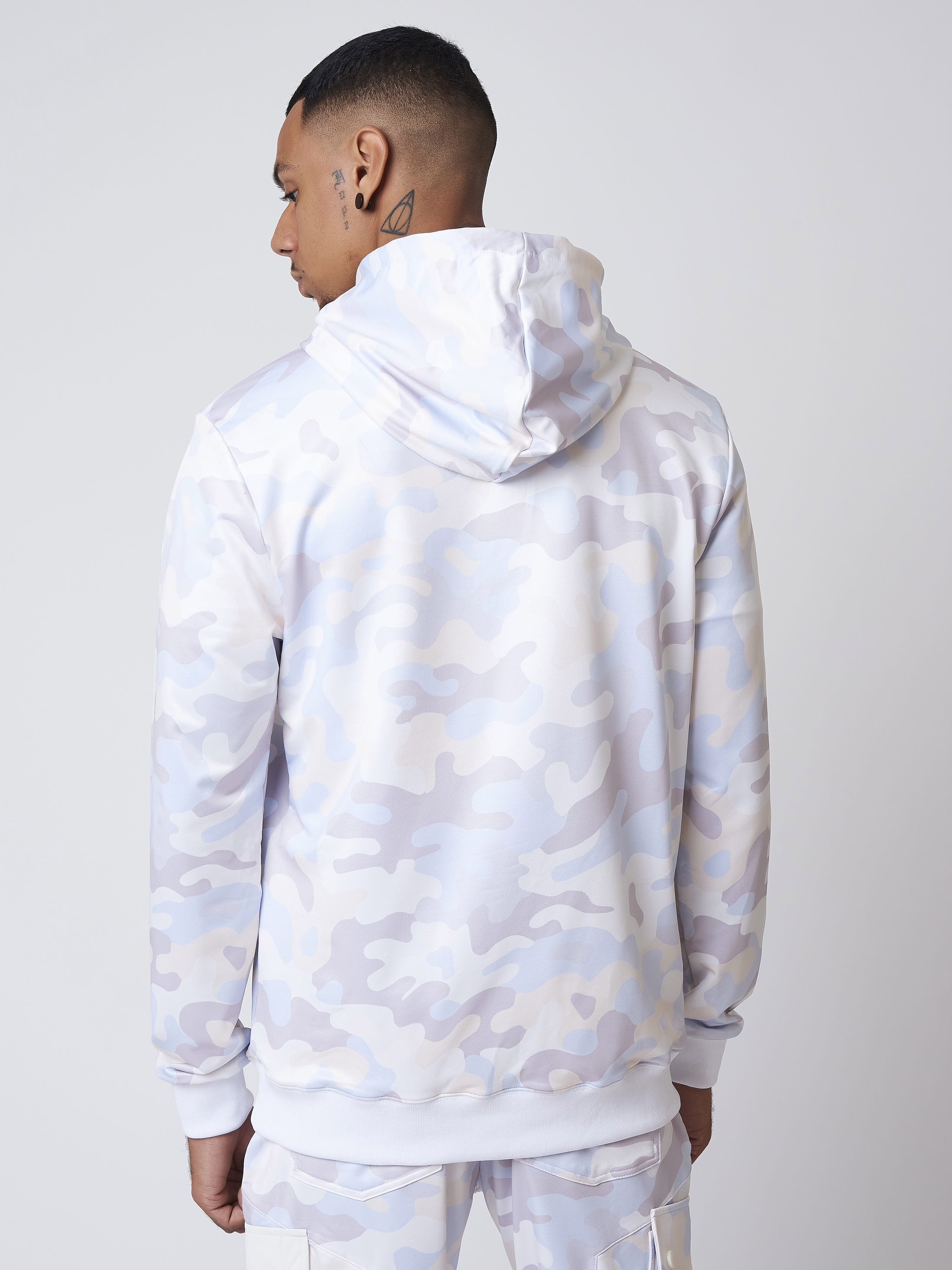 Sweat à Capuche motif camouflage avec broderie logo sur la poitrine et poche kangourou - Image 4