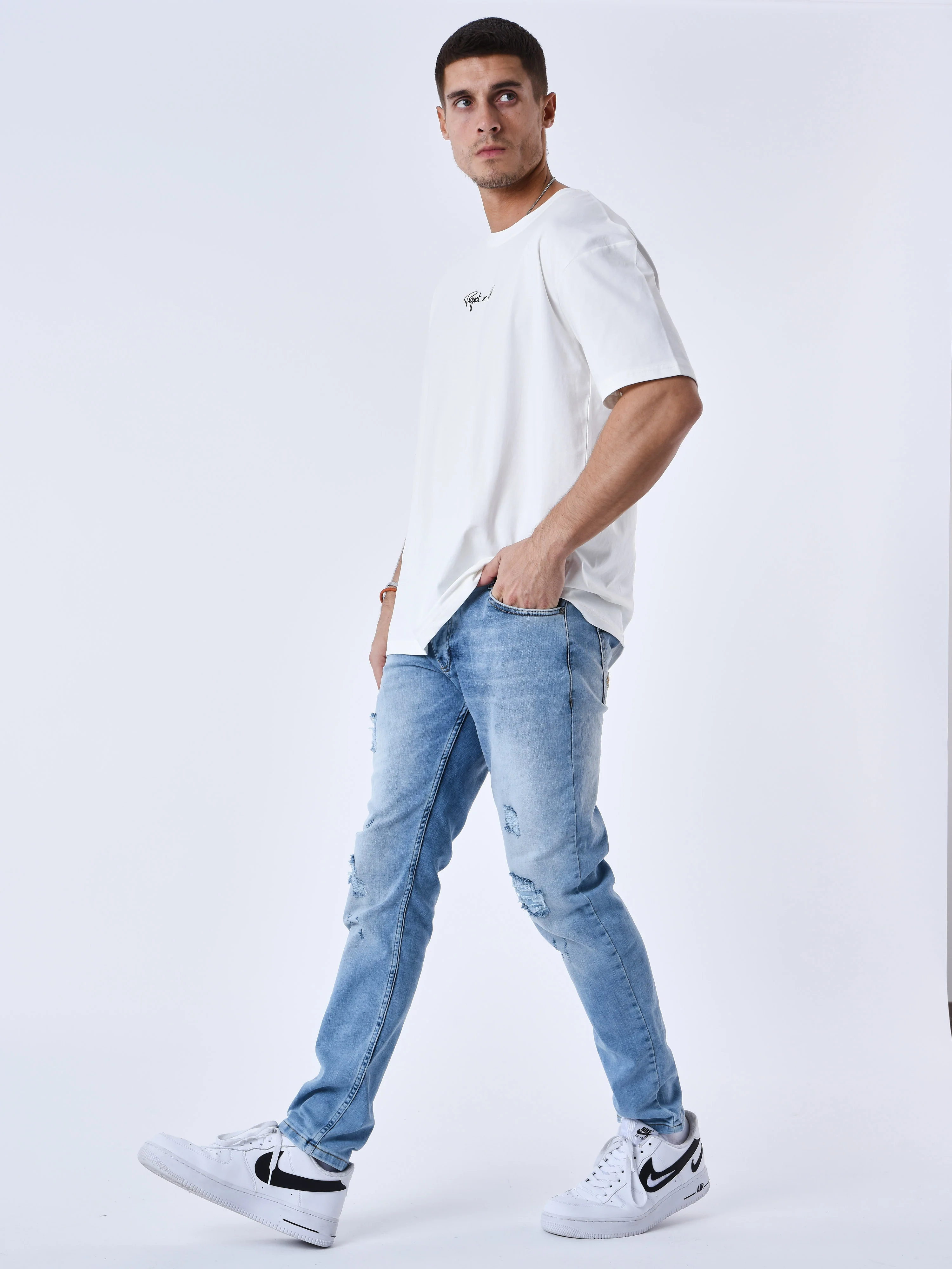 Jean regular déchiré avec trous