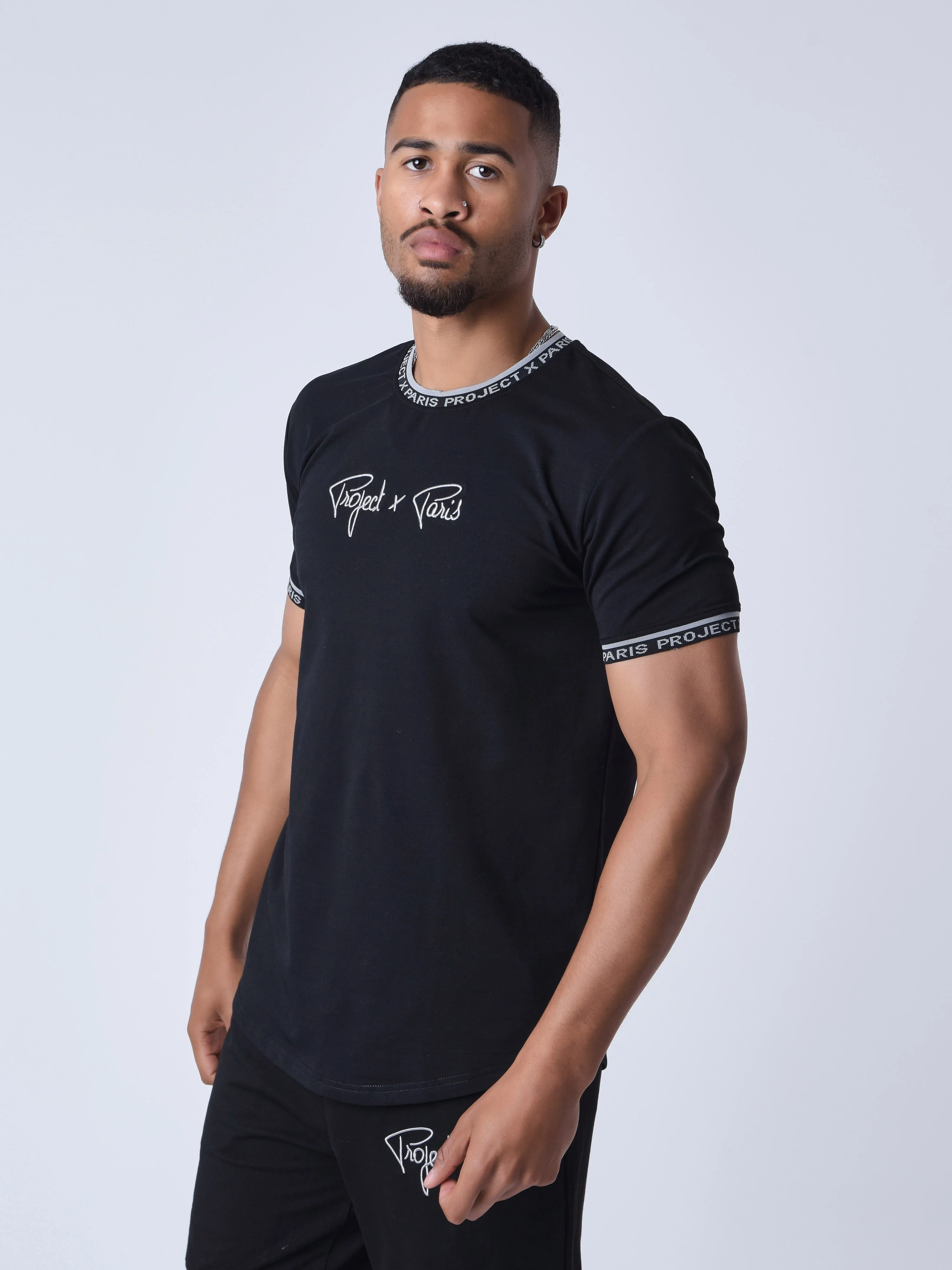 T-shirt logo brodé en relief - Image 4